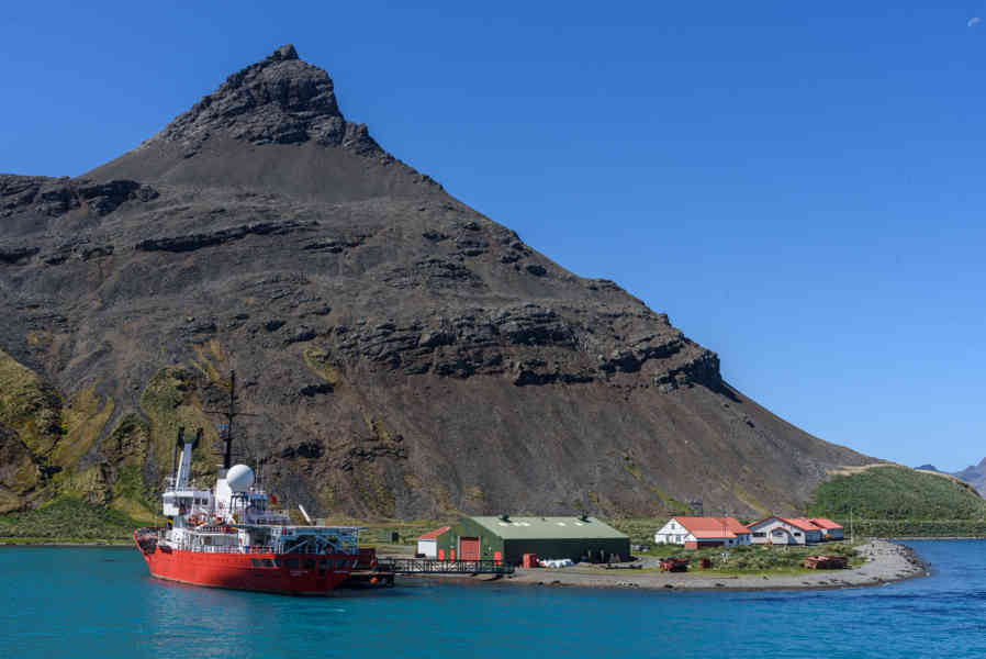 Islas Georgias del Sur 011 - Grytviken - estación de investigación King Edward Point.jpg